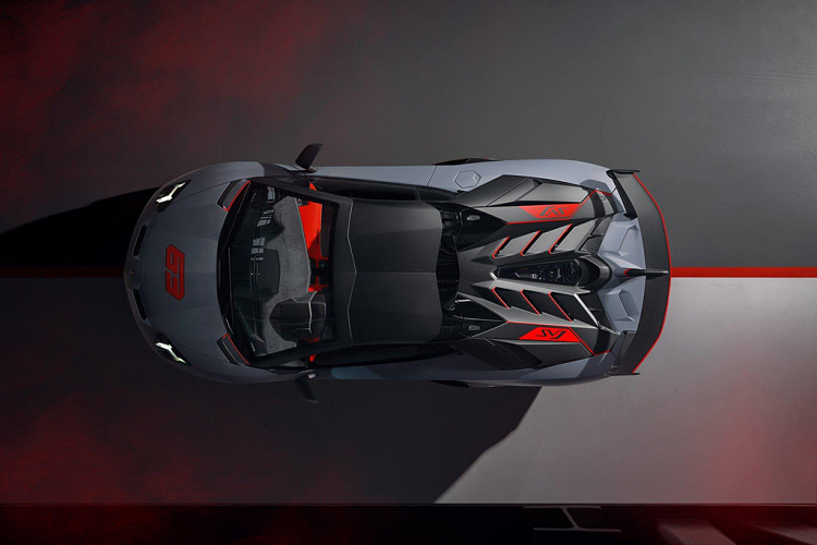 Cung cấp sức mạnh cho xe là khối động cơ V12 dung tích 6.5L, sản sinh công suất 770 mã lực và mô-men xoắn 720 Nm. SVJ 63 Roadster được trang bị hộp số 7 cấp và hệ dẫn động 4 bánh, giúp xe có khả năng tăng tốc 0-100 km/h chỉ trong 2,9 giây trước khi đạt vận tốc tối đa 350 km/h.