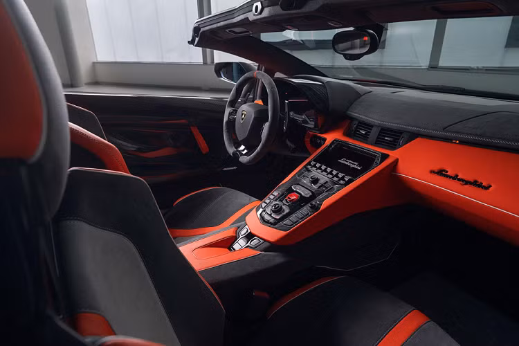 Nội thất của xe chỉ có một số thay đổi nhỏ như ốp sợi carbon, vân CarbonSkin và da Alcantara với các tông màu khác nhau. Bên cạnh đó, mỗi xe sẽ được đánh số thứ tự riêng.