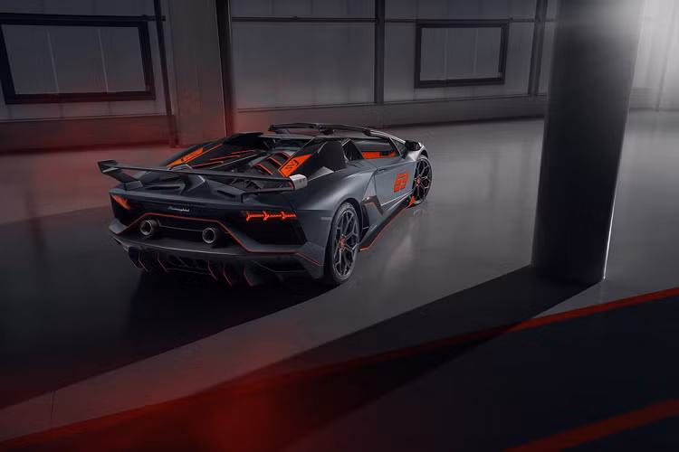 Là một sản phẩm kết hợp giữa đội ngũ Centro Stile và Ad Personam của Lamborghini, siêu xe Aventador SVJ 63 Roadster được trình làng với 8 thiết kế độc nhất, kết hợp các chi tiết sử dụng chất liệu sợi carbon bóng hoặc mờ trên viền kính chắn gió, nắp che khoang động cơ và phần mui có thể tháo lắp được.