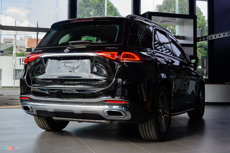 Mẫu xe trong bài là Mercedes GLE 450 4MATIC với gói trang trí ngoại thất AMG Line. Giá bán của Mercedes GLE 2019 có thể sẽ được công bố tại VMS 2019, dự kiến dao động quanh mức 4 tỷ đồng. Xe cạnh tranh với các đối thủ như Audi Q7, BMW X5 hay Volvo XC90. 