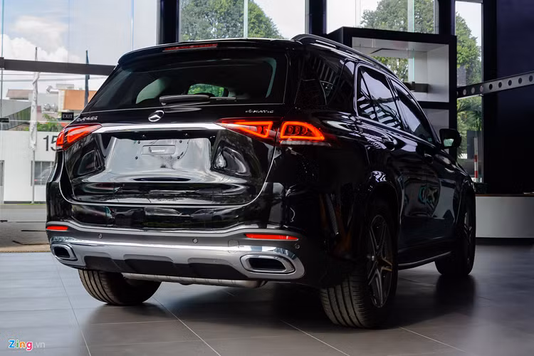 Mẫu xe trong bài là Mercedes GLE 450 4MATIC với gói trang trí ngoại thất AMG Line. Giá bán của Mercedes GLE 2019 có thể sẽ được công bố tại VMS 2019, dự kiến dao động quanh mức 4 tỷ đồng. Xe cạnh tranh với các đối thủ như Audi Q7, BMW X5 hay Volvo XC90. 
