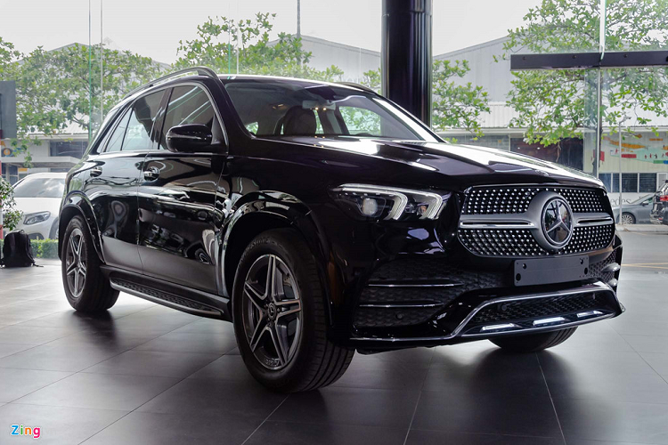 Mercedes-Benz Việt Nam chuẩn bị giới thiệu Mercede GLE-Class 2019 mới tại triển lãm Vietnam Motor Show tới đây. Chiếc SUV 7 chỗ có ngoại hình mới cá tính và hiện đại hơn so với các phiên bản cũ. Đi cùng với đó, GLE 2019 được nâng cấp thêm nhiều tính năng, trang bị ở cả bên ngoài lẫn bên trong khoang lái.