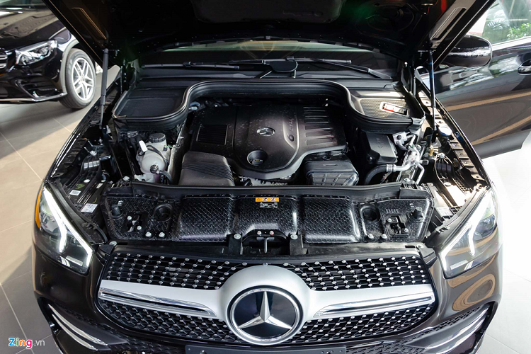 Mercedes GLE 450 4MATIC trang bị động cơ xăng I6 3.0L tăng áp cuộn đôi sản sinh công suất 362 mã lực và mô-men xoắn 500 Nm. Hộp số là loại tự động 9 cấp 9G-TRONIC, kết hợp cùng hệ dẫn động 4 bánh toàn thời gian 4MATIC.