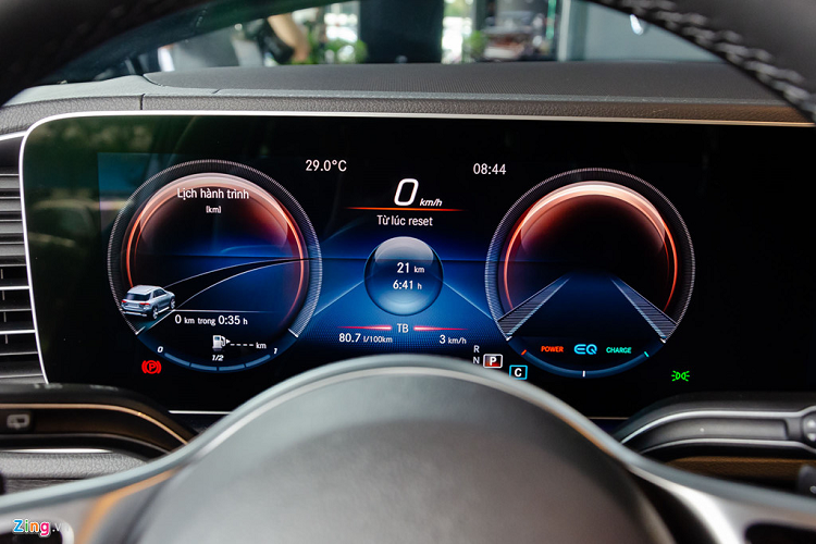 Bảng đồng hồ điện tử 12,3 inch hỗ trợ giao diện tiếng Việt. Tùy vào chế độ lái hoặc sở thích của người lái mà Mercedes cung cấp nhiều tùy chọn hiển thiện khác nhau, từ cổ điển đến thể thao. 