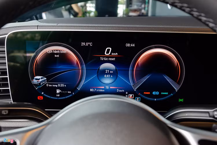 Bảng đồng hồ điện tử 12,3 inch hỗ trợ giao diện tiếng Việt. Tùy vào chế độ lái hoặc sở thích của người lái mà Mercedes cung cấp nhiều tùy chọn hiển thiện khác nhau, từ cổ điển đến thể thao. 