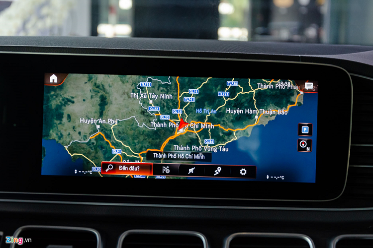 Ngoài ra, MBUX còn bổ sung hơn 40 tính năng mới, chẳng hạn như dẫn đường tiếng Việt, hỗ trợ kết nối điện thoại thông minh qua Apple CarPlay/Android Auto,... Màn hình hiển thị của hệ thống có kích thước 12,3 inch.