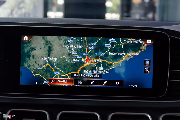 Ngoài ra, MBUX còn bổ sung hơn 40 tính năng mới, chẳng hạn như dẫn đường tiếng Việt, hỗ trợ kết nối điện thoại thông minh qua Apple CarPlay/Android Auto,... Màn hình hiển thị của hệ thống có kích thước 12,3 inch.