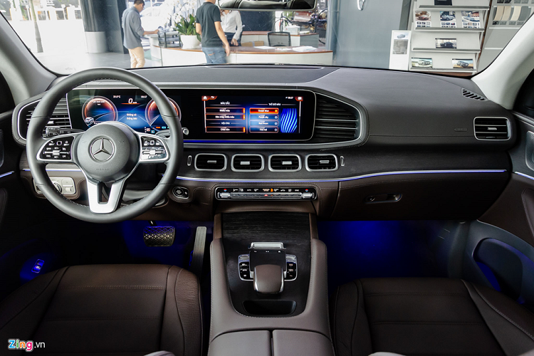 Phong cách thiết kế mới theo hướng tối giản các nút bấm kết hợp cùng một loạt những trang bị tính năng hiện đại khiến cho cabin của Mercedes GLE 450 4MATIC 2019 lột xác hoàn toàn, không rối rắm và nhàm chán như phiên bản cũ. 