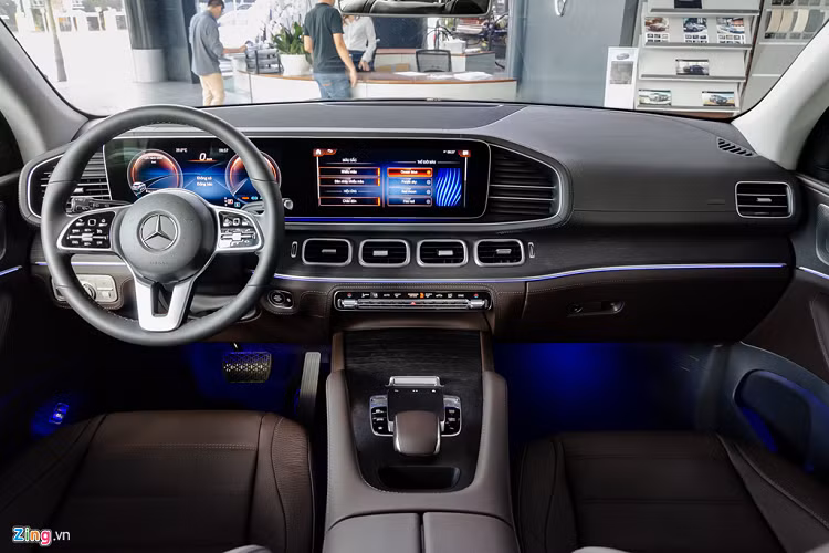 Phong cách thiết kế mới theo hướng tối giản các nút bấm kết hợp cùng một loạt những trang bị tính năng hiện đại khiến cho cabin của Mercedes GLE 450 4MATIC 2019 lột xác hoàn toàn, không rối rắm và nhàm chán như phiên bản cũ. 