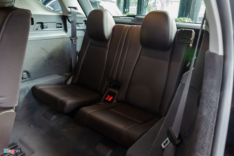 Hàng ghế giữa được trang bị chức năng chỉnh và gập điện. Ngoài ra, để vào hàng ghế cuối hành khách chỉ cần thao tác bấm nút một chạm. Hàng ghế giữa được trang bị chức năng chỉnh và gập điện. Ngoài ra, để vào hàng ghế cuối hành khách chỉ cần thao tác bấm nút một chạm.