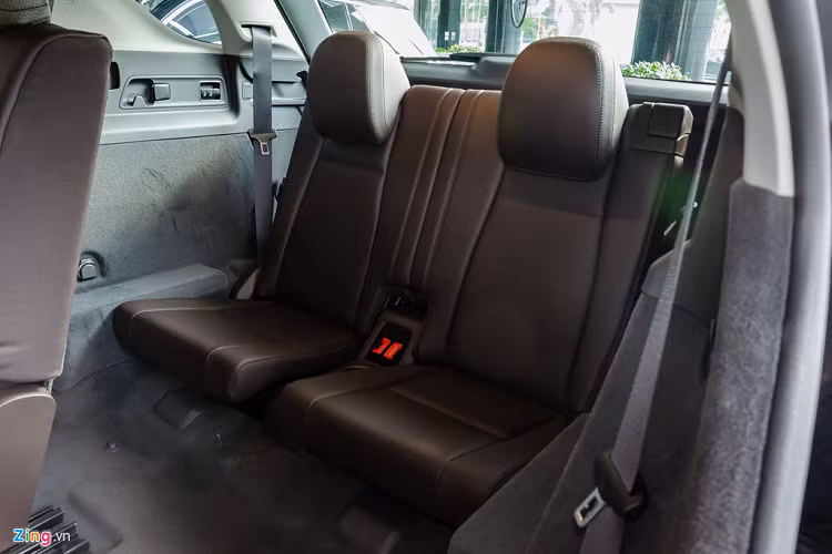 Hàng ghế giữa được trang bị chức năng chỉnh và gập điện. Ngoài ra, để vào hàng ghế cuối hành khách chỉ cần thao tác bấm nút một chạm. Hàng ghế giữa được trang bị chức năng chỉnh và gập điện. Ngoài ra, để vào hàng ghế cuối hành khách chỉ cần thao tác bấm nút một chạm.