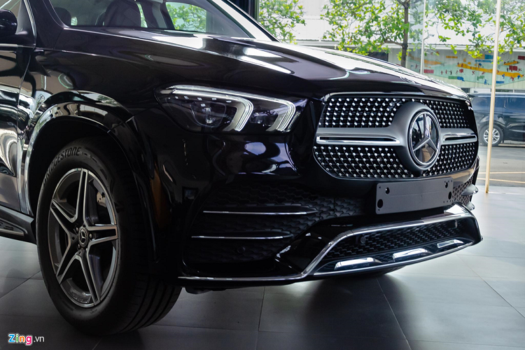 Đầu xe gây ấn tượng với các chi tiết nằm trong gói AMG Line: lưới tản nhiệt dạng tinh thể kim cương với logo Mercedes có 1 thanh cắt ngang, cản trước cỡ lớn hầm hố hơn và mâm xe hợp kim 20" tạo hình ngôi sao 5 cánh. Ngoài ra, cùm phanh cũng được nâng cấp thành loại thể thao với hiệu năng phanh tốt hơn. 