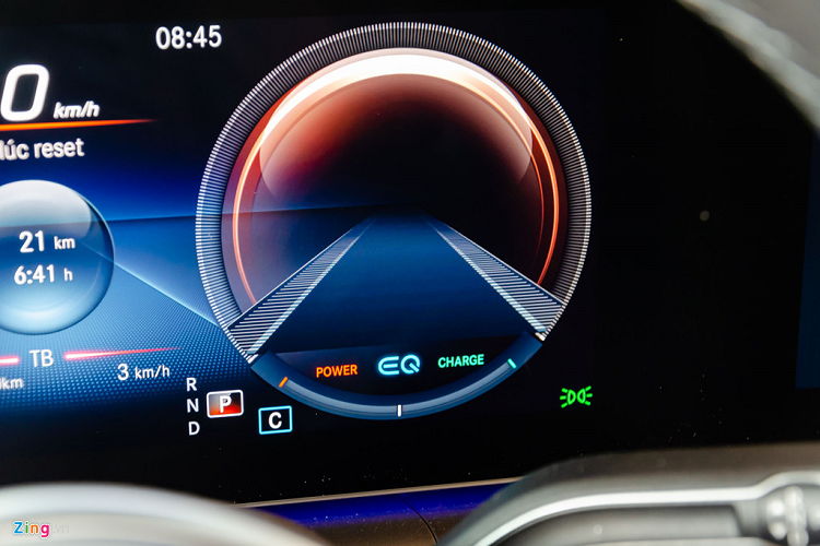 Ngoài động cơ xăng, GLE 450 4MATIC mới còn được tích hợp công nghệ lai nhẹ EQ Boost của Mercedes với một động cơ điện 48V và cụm pin ion-lithium có thể cung cấp thêm 21 mã lực, hỗ trợ cho quá trình tăng tốc nhanh hơn cũng như giúp vận hành tiết kiệm nhiên liệu hơn. 