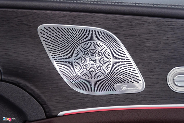 Hệ thống loa của xe đến từ hãng Burmester với 9 loa âm thanh vòm cao cấp, tổng công suất 590 watt. 