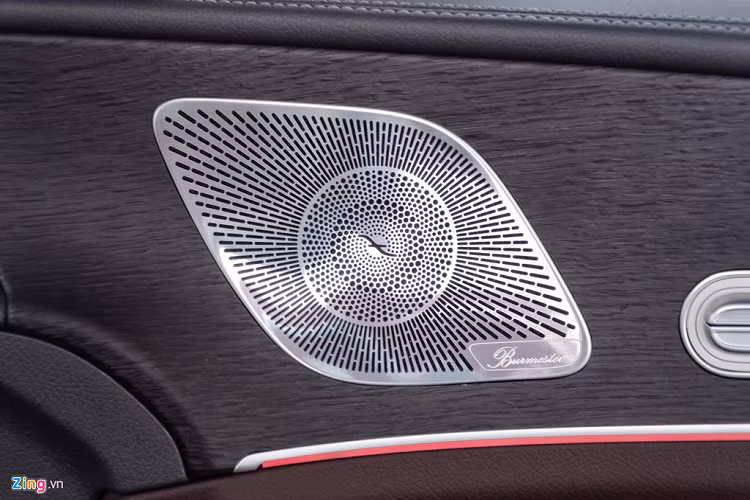 Hệ thống loa của xe đến từ hãng Burmester với 9 loa âm thanh vòm cao cấp, tổng công suất 590 watt. 