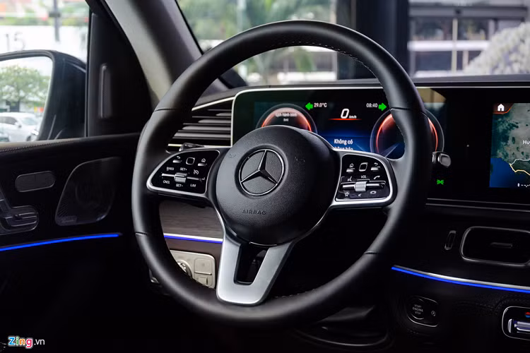 Tuy có 2 cụm nút bấm điều khiển hiện đại, tích hợp lẫy chuyển số và chỉnh điện nhưng thiết kế vô-lăng Mercedes GLE 450 4MATIC chưa ấn tượng, trông đơn giản khi chỉ được bọc da trơn. 