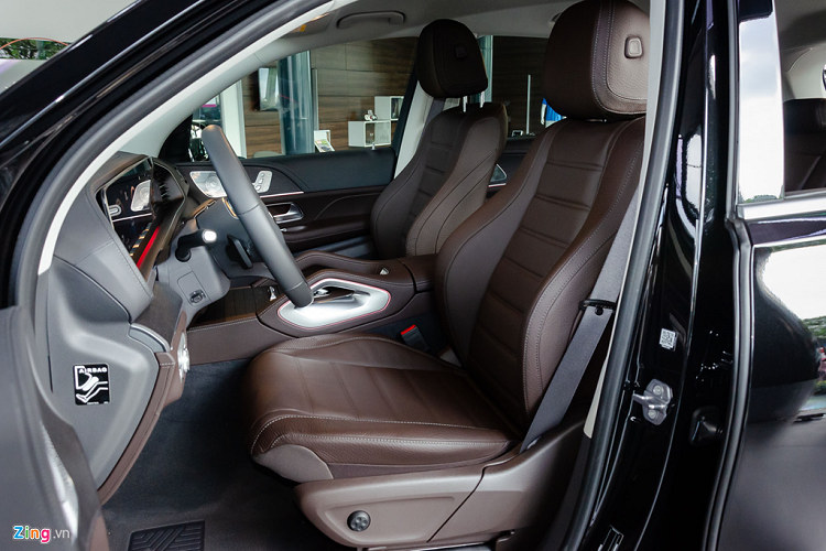 Hàng ghế đầu có thiết kế ôm sát người ngồi, các chức năng tích hợp bao gồm chỉnh điện, bơm hơi tựa lưng và nhớ vị trí. Phiên bản GLE 450 4MATIC tại Việt Nam chưa có sưởi và làm mát ghế trước. 