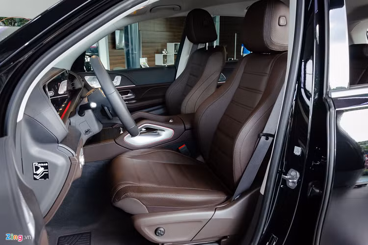 Hàng ghế đầu có thiết kế ôm sát người ngồi, các chức năng tích hợp bao gồm chỉnh điện, bơm hơi tựa lưng và nhớ vị trí. Phiên bản GLE 450 4MATIC tại Việt Nam chưa có sưởi và làm mát ghế trước. 