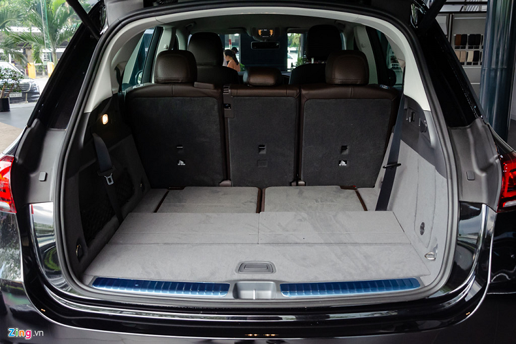 Hàng ghế thứ 3 trên Mercedes GLE 2019 có không gian ổn, thích hợp với trẻ em hoặc người cao khoảng 1m60. Dung tích chở đồ của xe khi gập lần lượt hàng ghế thứ 3 và thứ 2 đạt 630 lít và hơn 2.000 lít. Giá xe Mercedes GLE 2019 hiện chưa được công bố chính thức.