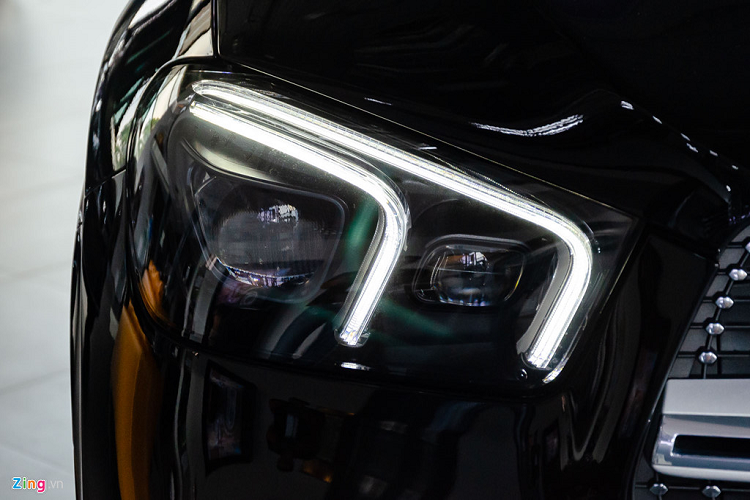 Cụm đèn trước được tái thiết kế với 2 dãy đèn LED định vị ban ngày móc câu tạo thành đặc điểm nhận dạng mới cho Mercedes GLE 2019. Phiên bản GLE 450 4MATIC trang bị công nghệ Multibeam LED có khả năng tự động điều chỉnh luồng sáng để tối ưu tầm nhìn cho người lái, đồng thời không gây khó chịu cho các phương tiện khác trên đường. 