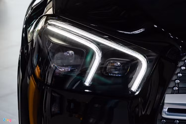 Cụm đèn trước được tái thiết kế với 2 dãy đèn LED định vị ban ngày móc câu tạo thành đặc điểm nhận dạng mới cho Mercedes GLE 2019. Phiên bản GLE 450 4MATIC trang bị công nghệ Multibeam LED có khả năng tự động điều chỉnh luồng sáng để tối ưu tầm nhìn cho người lái, đồng thời không gây khó chịu cho các phương tiện khác trên đường. 