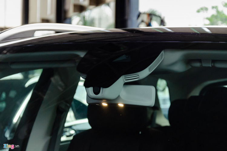 Cụm camera và radar bố trí trên kính lái cung cấp dữ liệu cho các tính năng an toàn thông minh nằm trong gói trang bị an toàn Driver Assistance Package PLUS. Ngoài ra, xe có 9 túi khí, hệ thống camera quan sát 360 quanh xe, cảm biến hỗ trợ đỗ xe tự động,... 