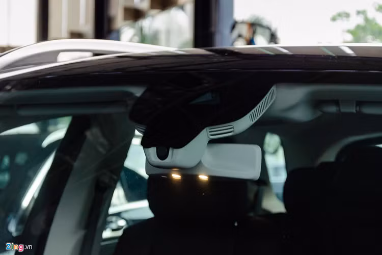 Cụm camera và radar bố trí trên kính lái cung cấp dữ liệu cho các tính năng an toàn thông minh nằm trong gói trang bị an toàn Driver Assistance Package PLUS. Ngoài ra, xe có 9 túi khí, hệ thống camera quan sát 360 quanh xe, cảm biến hỗ trợ đỗ xe tự động,... 