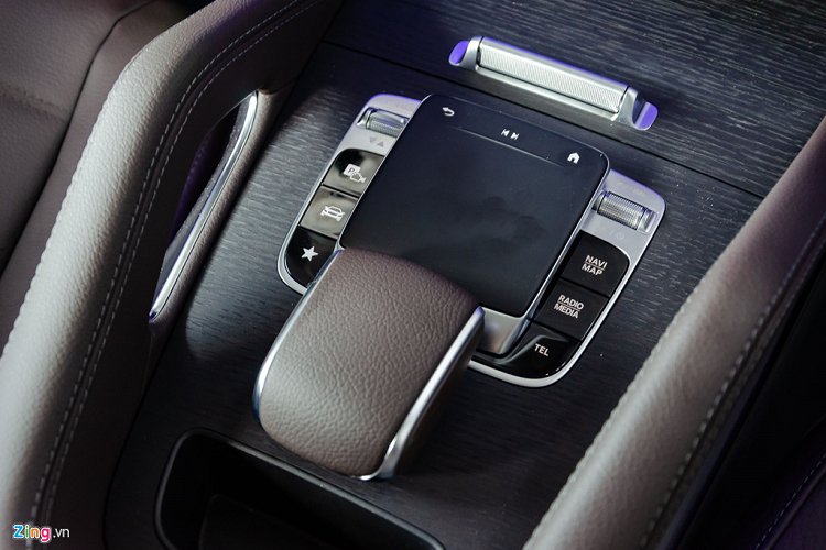 Cụm điều khiển trung tâm touchpad là loại mới nhất của Mercedes với phần diện tích thao tác cảm ứng lớn hơn và các tích hợp công nghệ phản hồi tiếp xúc. Từ đó giúp người lái tùy chỉnh các chức năng dễ dàng hơn, tăng sự tập trung và an toàn khi lái xe trên đường. 