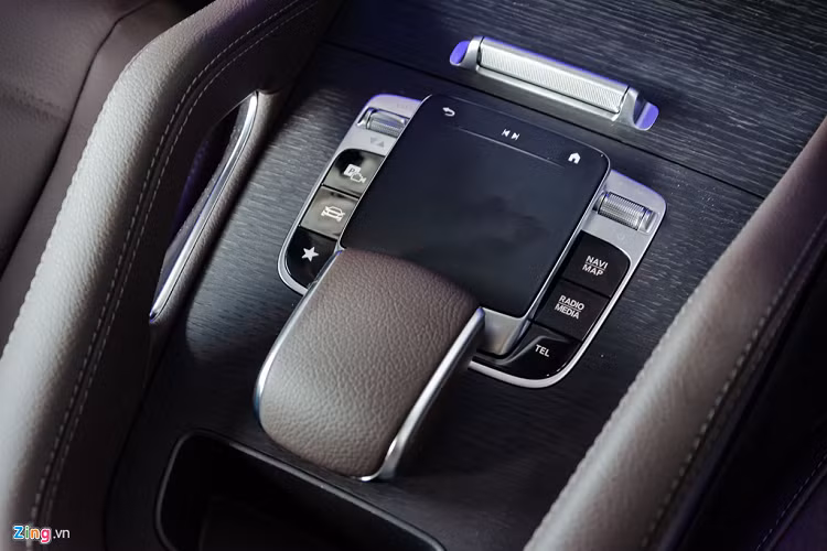 Cụm điều khiển trung tâm touchpad là loại mới nhất của Mercedes với phần diện tích thao tác cảm ứng lớn hơn và các tích hợp công nghệ phản hồi tiếp xúc. Từ đó giúp người lái tùy chỉnh các chức năng dễ dàng hơn, tăng sự tập trung và an toàn khi lái xe trên đường. 