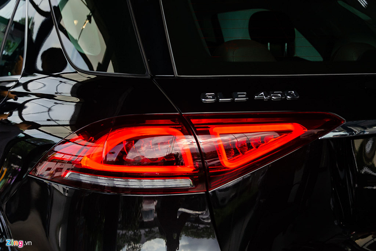 Cụm đèn hậu LED trên GLE 2019 cũng thay đổi với đồ họa mới tinh tế và gọn gàng hơn. Cách thiết kế đèn hậu với 2 cụm LED hình khối tách rời cũng là đặc trưng nhận diện mới của các dòng xe Mercedes trong thời gian tới. 