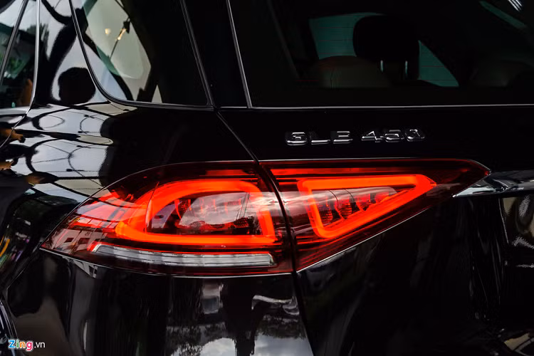 Cụm đèn hậu LED trên GLE 2019 cũng thay đổi với đồ họa mới tinh tế và gọn gàng hơn. Cách thiết kế đèn hậu với 2 cụm LED hình khối tách rời cũng là đặc trưng nhận diện mới của các dòng xe Mercedes trong thời gian tới. 