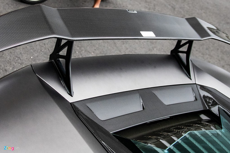 Ở phía sau, xe còn có cản va, bộ khuếch tán và cánh gió cỡ lớn bằng carbon. 
