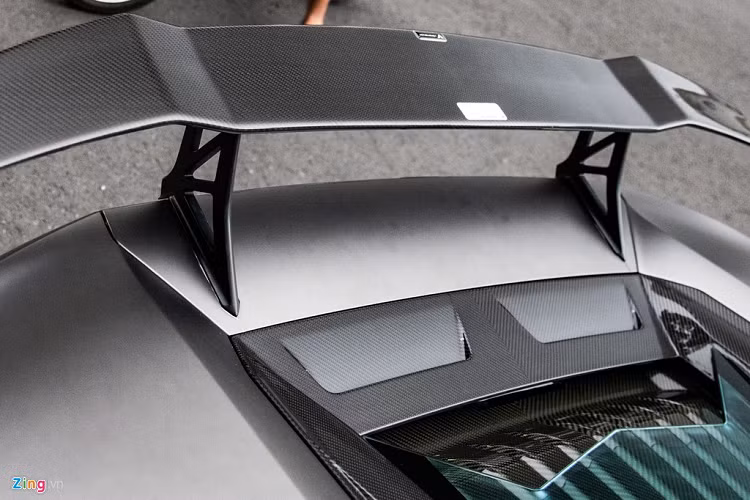 Ở phía sau, xe còn có cản va, bộ khuếch tán và cánh gió cỡ lớn bằng carbon. 