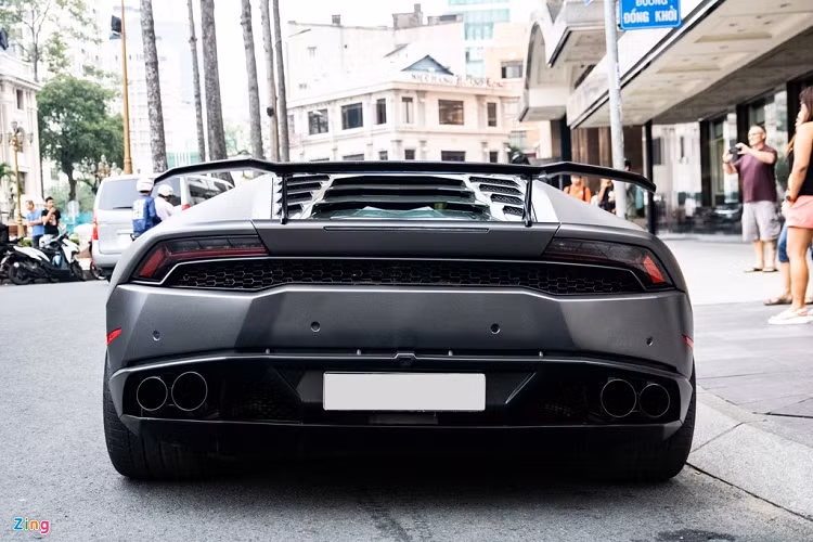 Chiếc Lamborghini Huracan này thuộc bản LP610-4, sử dụng động cơ V10 5.2L, sản sinh công suất 610 mã lực và mô-men xoắn cực đại 560 Nm. Siêu xe có khả năng tăng tốc 0-100 km/h trong vòng 3,2 giây trước khi đạt vận tốc tối đa 325 km/h.