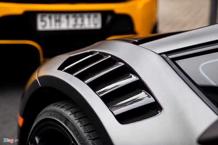 Đặc điểm để nhận ra bộ bodykit Novara Edizione là khe gió dạng mang cá ở 2 vòm bánh xe trước. Bộ kit này còn bao gồm các ốp sườn bằng carbon.