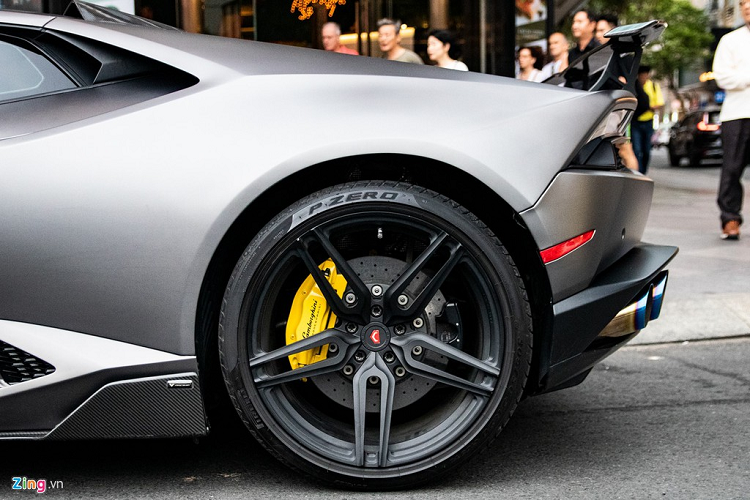 Sau một thời gian, bộ mâm PUR được thay bằng bộ mâm của Vossen dạng 5 chấu kép màu đen.