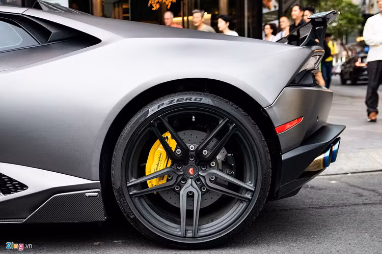 Sau một thời gian, bộ mâm PUR được thay bằng bộ mâm của Vossen dạng 5 chấu kép màu đen.