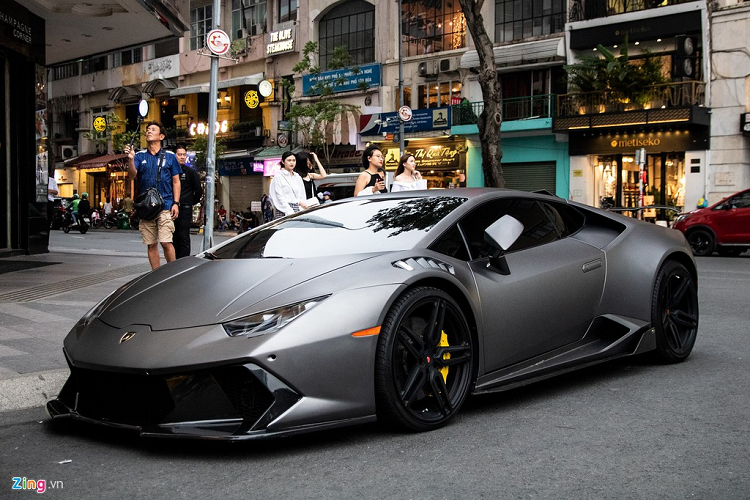 Dù không nổi bật bằng mẫu xe "đàn anh" Aventador, siêu xe Lamborghini Huracan vẫn được các tay chơi Việt ưa chuộng vì mức giá dễ chịu hơn rất nhiều so với Aventador. Tại Việt Nam, số lượng Huracan đang lăn bánh lên đến gần 20 chiếc, bao gồm cả nhập khẩu chính hãng và không chính hãng.
