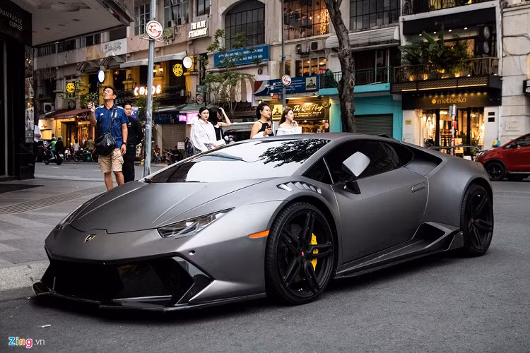 Dù không nổi bật bằng mẫu xe "đàn anh" Aventador, siêu xe Lamborghini Huracan vẫn được các tay chơi Việt ưa chuộng vì mức giá dễ chịu hơn rất nhiều so với Aventador. Tại Việt Nam, số lượng Huracan đang lăn bánh lên đến gần 20 chiếc, bao gồm cả nhập khẩu chính hãng và không chính hãng.
