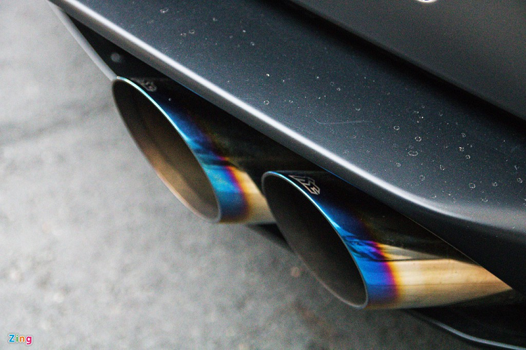 Cuối cùng, siêu xe Lamborghini Huracan độ được trang bị hệ thống ống xả bằng titanium đến từ thương hiệu Fi Exhaust - thương hiệu ống xả cho siêu xe được ưa chuộng nhất tại Việt Nam. Khác với carbon, ống xả bằng titanium cho âm thanh "xé tai" hơn và tăng thêm vài mã lực sức mạnh cho xe.