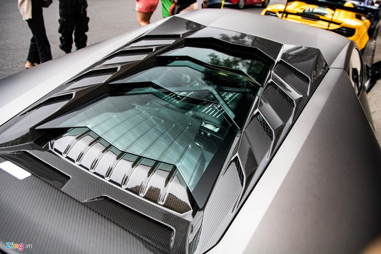 Ngoài thương hiệu Vorsteiner, bản độ này còn có sự xuất hiện của thương hiệu Mansory với phần nắp động cơ bằng kính trong suốt và các khe gió bằng carbon. 