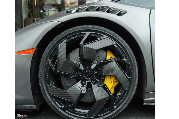 Cách đây không lâu, siêu xe này được trang bị bộ mâm PUR phiên bản giới hạn, chỉ có 25 bộ được ra lò và bộ xuất hiện tại Việt Nam mang mã số 03/25. Ngoài mức giá đắt đỏ 12.000 USD, bộ mâm này gây chú ý bởi thiết kế tương tự bộ mâm của Reventon, với kiểu 5 chấu hình cánh quạt. 