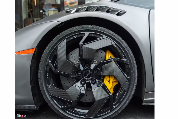 Cách đây không lâu, siêu xe này được trang bị bộ mâm PUR phiên bản giới hạn, chỉ có 25 bộ được ra lò và bộ xuất hiện tại Việt Nam mang mã số 03/25. Ngoài mức giá đắt đỏ 12.000 USD, bộ mâm này gây chú ý bởi thiết kế tương tự bộ mâm của Reventon, với kiểu 5 chấu hình cánh quạt. 