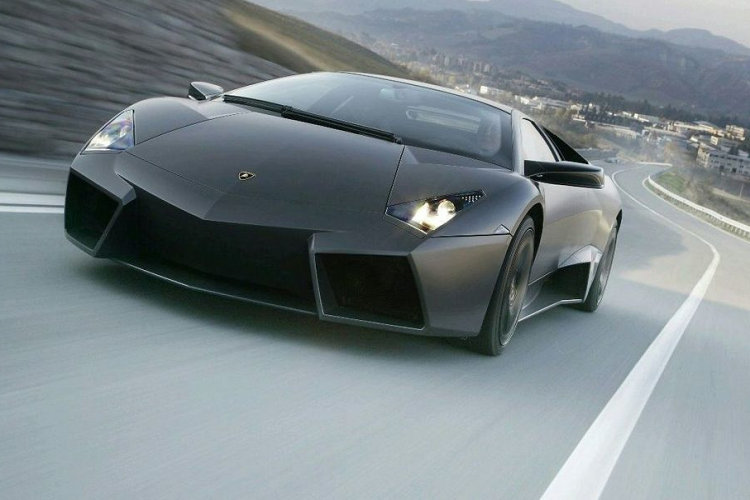 Là mẫu xe đầu tiên thuộc phân khúc này của Lamborghini Reventon và Reventon Roadster là hai mẫu xe được ra mắt lần lượt và năm 2007 và 2009. Trên mẫu xe này, Lamborghini đã sử dụng sợi carbon thế hệ mới lần đầu tiên, bên cạnh đó, đây cũng là chiếc xe đầu tiên của hãng được trang bị dãy đèn LED định vị ban ngày. Thiết kế ấn tượng của xe là nguồn cảm hứng dành cho Aventador sau này.