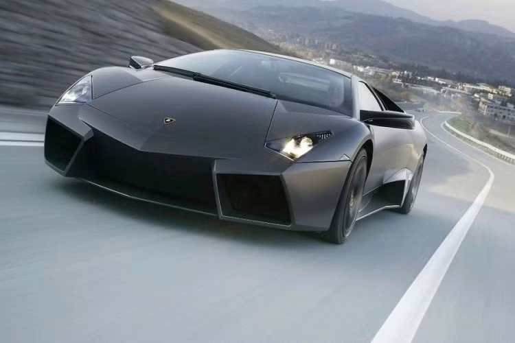 Là mẫu xe đầu tiên thuộc phân khúc này của Lamborghini Reventon và Reventon Roadster là hai mẫu xe được ra mắt lần lượt và năm 2007 và 2009. Trên mẫu xe này, Lamborghini đã sử dụng sợi carbon thế hệ mới lần đầu tiên, bên cạnh đó, đây cũng là chiếc xe đầu tiên của hãng được trang bị dãy đèn LED định vị ban ngày. Thiết kế ấn tượng của xe là nguồn cảm hứng dành cho Aventador sau này.