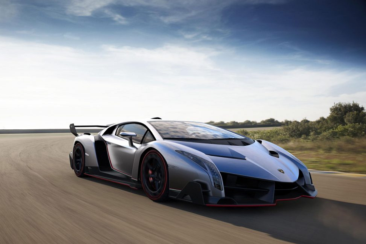 Veneno “few-off” này được biết đến là chiếc Lamborghini có giá bán cao nhất (trước khi SC18 Alston ra mắt). Đây cũng là mẫu xe giới hạn đầu tiên được sản xuất trên nền tảng của Aventador. Xe sở hữu thiết kế đậm chất Lamborghini với những đường cắt xẻ góc cạnh, cùng với đó là thiết kế khí động học lấy cảm hứng từ những chiếc xe đua nguyên mẫu LeMans (LMP1).