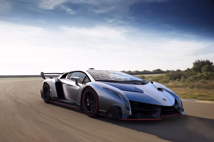 Veneno “few-off” này được biết đến là chiếc Lamborghini có giá bán cao nhất (trước khi SC18 Alston ra mắt). Đây cũng là mẫu xe giới hạn đầu tiên được sản xuất trên nền tảng của Aventador. Xe sở hữu thiết kế đậm chất Lamborghini với những đường cắt xẻ góc cạnh, cùng với đó là thiết kế khí động học lấy cảm hứng từ những chiếc xe đua nguyên mẫu LeMans (LMP1).