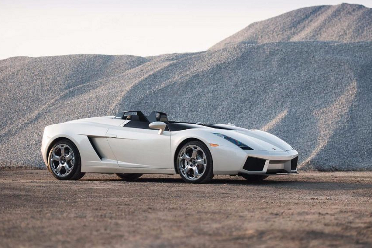Lamborghini Gallardo Concept S không phải là một trong những mẫu xe “few-of” của Lamborghini, tuy nhiên, nó đủ độc và hiếm để có thể có mặt trong danh sách này. Concept S được phát triển trên nền tảng của Gallardo với phần mui được cắt bỏ và làm lại theo thiên hướng của một chiếc xe barchetta. Ban đầu, Lamborghini dự kiến sẽ sản xuất 100 chiếc, tuy nhiên, chỉ hai chiếc được sản xuất.