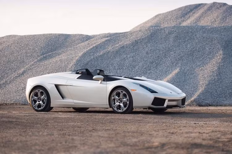 Lamborghini Gallardo Concept S không phải là một trong những mẫu xe “few-of” của Lamborghini, tuy nhiên, nó đủ độc và hiếm để có thể có mặt trong danh sách này. Concept S được phát triển trên nền tảng của Gallardo với phần mui được cắt bỏ và làm lại theo thiên hướng của một chiếc xe barchetta. Ban đầu, Lamborghini dự kiến sẽ sản xuất 100 chiếc, tuy nhiên, chỉ hai chiếc được sản xuất.