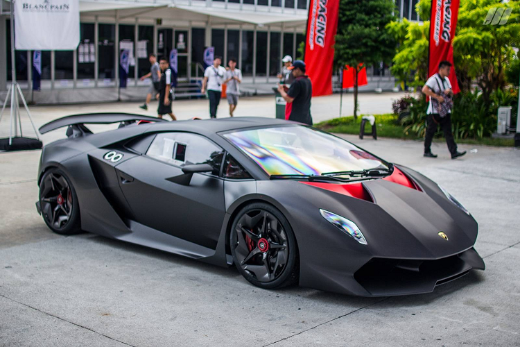 Ra mắt sau Reventon, Sesto Elemento là mẫu xe duy nhất trong danh sách không được phép di chuyển hợp pháp trên đường phố. Được phát triển trên nền tảng của Gallardo, Sesto Elemento là mẫu xe nhẹ nhất của hãng siêu xe Lamborghini với trọng lượng khô chỉ 999 kg nhờ được làm hoàn toàn bằng sợi carbon và khoang nội thất được gỡ bỏ gần như tất cả.